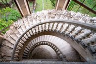 Verlassenes Treppenhaus aus Beton. von Roman Robroek – Fotos verlassener Gebäude Miniaturansicht