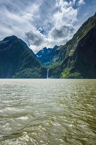 Bergen en waterval in Milford Sound, Nieuw Zeeland van Ricardo Bouman
