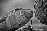 Oud verweerd vliegtuig (DC-47) van Tammo Strijker thumbnail