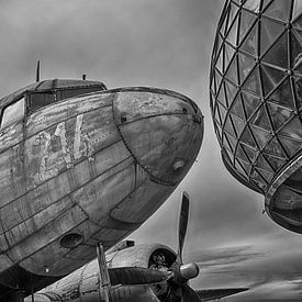Old weathered aircraft (DC-47) by Tammo Strijker