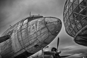 Oud verweerd vliegtuig (DC-47) van Tammo Strijker