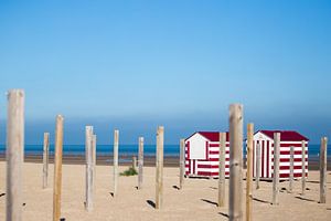 Zwei rote Strandhäuschen von Evelien Oerlemans