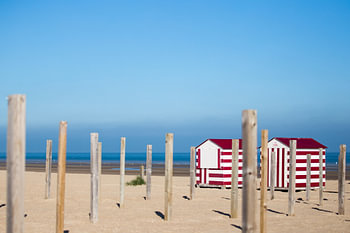 Deux chalets sur la plage rouge