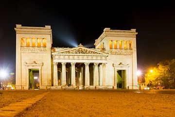 Propyläen op de Königsplatz in München bij nacht van ManfredFotos