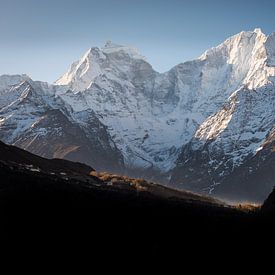 Eerste zonnestralen Himalaya van Felix Kammerlander