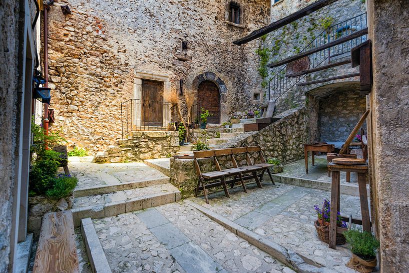 Binnenplaats Italiaans bergdorp van Jenco van Zalk