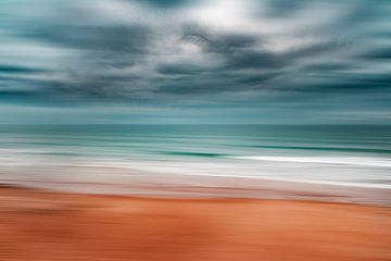 Abstrakter Strand und dunkle Wolken von Dirk Wüstenhagen