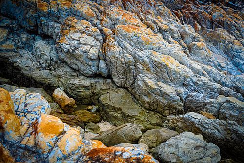Rotsen langs de kust bij St. Francis Bay van Henk Derks