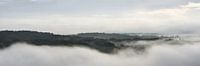 Panorama uitzicht in de vroege morgen over de heuvels van Gonnie van Hove thumbnail