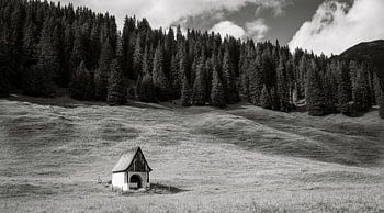 Einsame Kapelle am Straßenrand in Lech am Arlberg