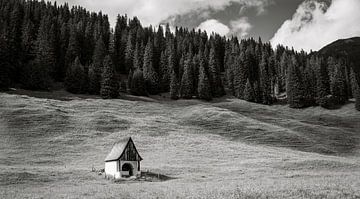 Eenzame kapel langs de weg in Lech am Arlberg van André Post