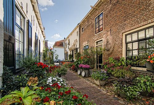 Bloemrijk straatje in Elburg