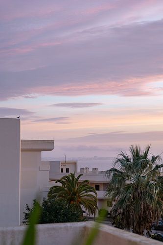 Zachte zonsopkomst in pastelkleurige wolken in Algarve