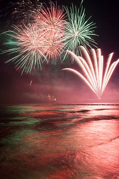 Feuerwerk am Strand von Zingst an der Ostsee von Christian Müringer