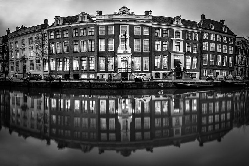 Round reflections by Iconic Amsterdam