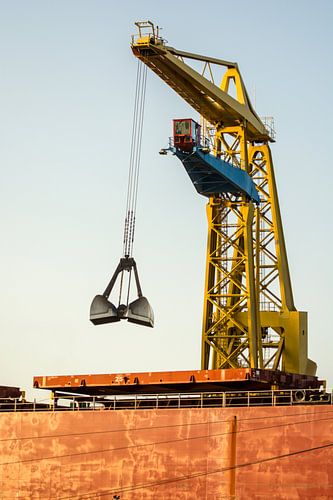 Hijskranen en vrachtschepen in de haven van Amsterdam.