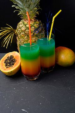 Cocktail in de kleuren van de regenboog.