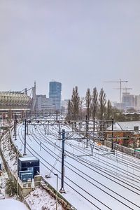 Treinrails bedekt in sneeuw