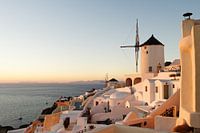 Avondlijke sfeer op het vulkanische eiland Santorini