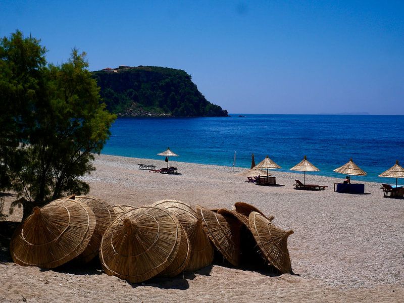 Strand Albanien mit Sonnenschirmen von Judith van Wijk
