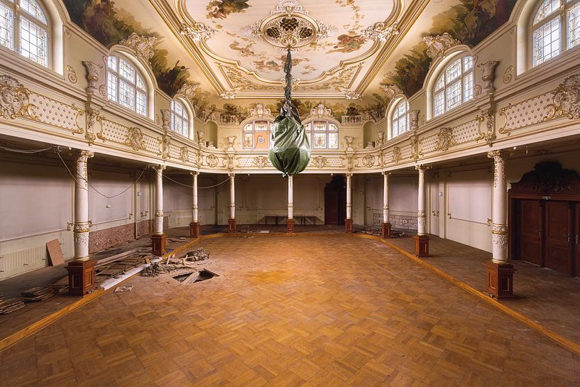 Salle de bal abandonnée. par Roman Robroek - Photos de bâtiments abandonnés
