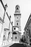 Historische Kirche mit Kirchturm in Verona (schwarz-weiß)