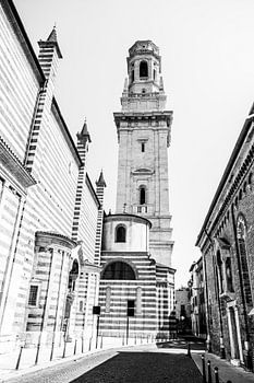 Historische kerk met kerktoren in Verona (zwart-wit)
