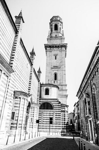 Historische Kirche mit Kirchturm in Verona (schwarz-weiß)