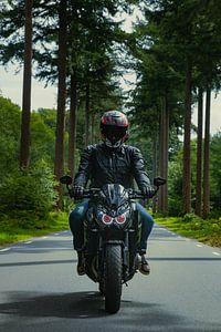 Motocycliste sur une route de campagne sur Nynke Altenburg