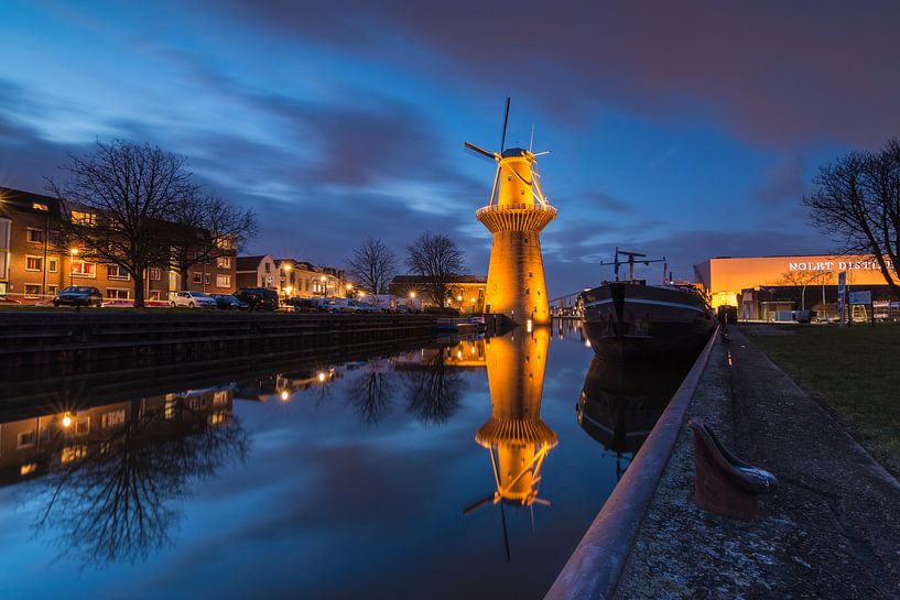 Noletmühle Schiedam in der blauen Stunde von Ilya Korzelius