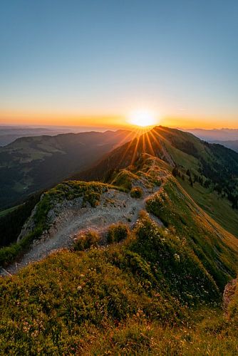 Wandelpad naar de zonsopgang op de Hochgrat met uitzicht op de Rindalphorn