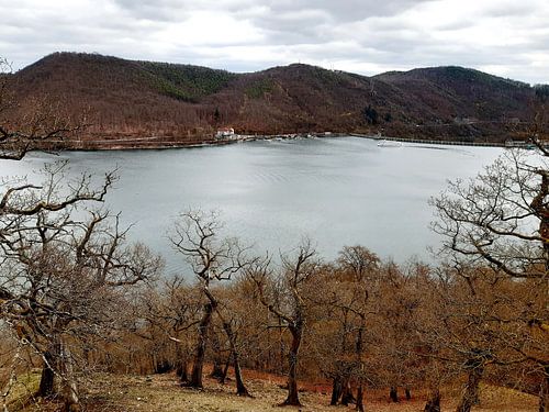 Meer in de vroege winter