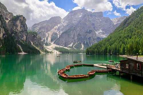 Pragser Wildsee of Lago di Braies in de Dolomieten in het voorjaar