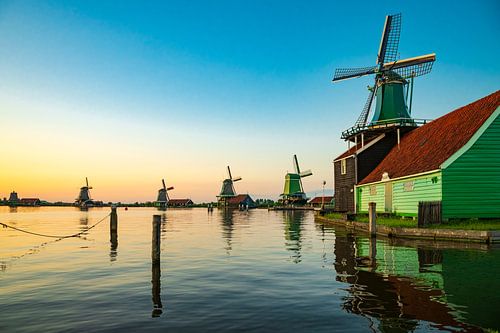 Zaanse Schans windmolens tijdens een zomerse zonsondergang