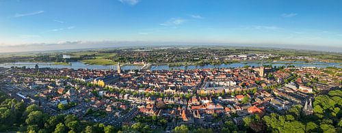 Kampen panorama van boven tijdens een lente avond