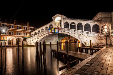 VENICE Rialto Bridge by Night van Melanie Viola