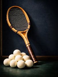 Vintage-Tennisschläger aus Holz und weiße Bälle von uwidya