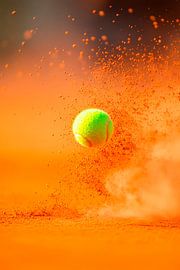 Tennisball auf rotem Sandplatz von Poster Art Shop