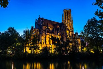 Duitsland, Stuttgart feuersee kathedraal verlicht door nacht reflecterend in water van adventure-photos