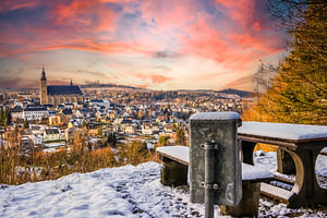 Winterlandschaft in der Stadt Schneeberg in Ostdeutschland