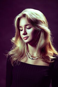 Mädchen in dunkler Studioumgebung