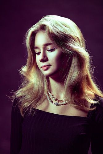 Fille dans un studio sombre