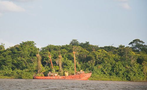 Vergane glorie langs de Suriname rivier
