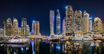 Nacht panorama van Dubai Marina van Michael Abid
