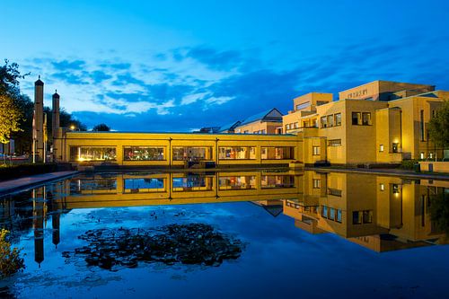 Abendansicht des Kunstmuseums in Den Haag.