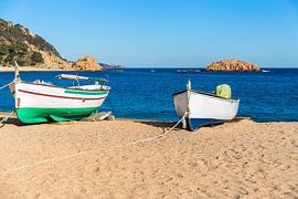 Fischer's Boot an einem Strand, Tossa de Mar, Costa Brava, Katalonien von PhotoCluster