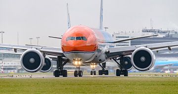 KLM Boeing 777-300 passagiersvliegtuig. van Jaap van den Berg