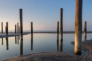 Weerspiegelende strandpalen in Petten