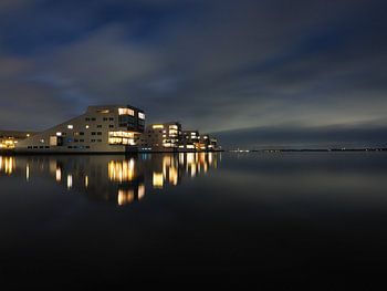 Die Sphinx-Häuser in Huizen, Nordholland. In Farbe.
