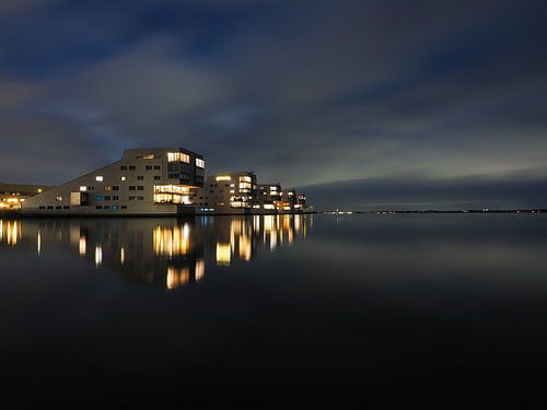 De Sphinx woningen in Huizen, Noord-Holland. In kleur.